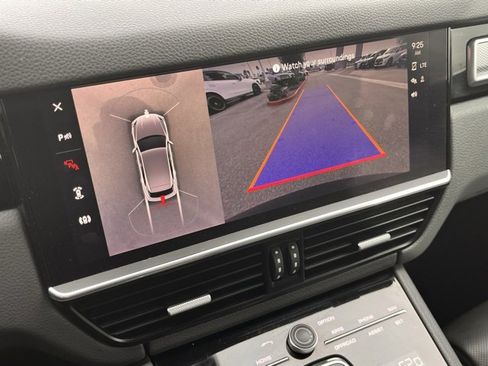 Used 2022 Porsche Cayenne Platinum Edition image 16