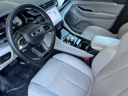 Used 2023 Jeep Grand Cherokee Overland w/ Adv Protech Group III AWD/4WD image 10