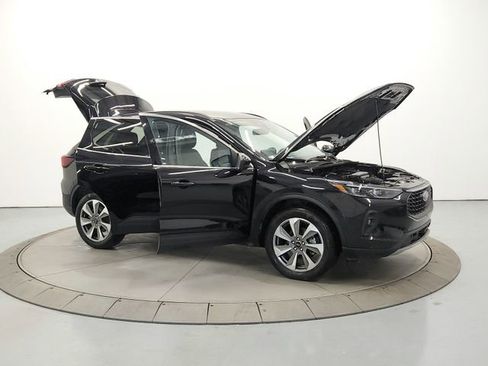Used 2025 Ford Escape Platinum image 9