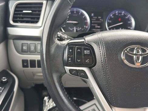 Used 2017 Toyota Highlander XLE AWD/4WD image 30
