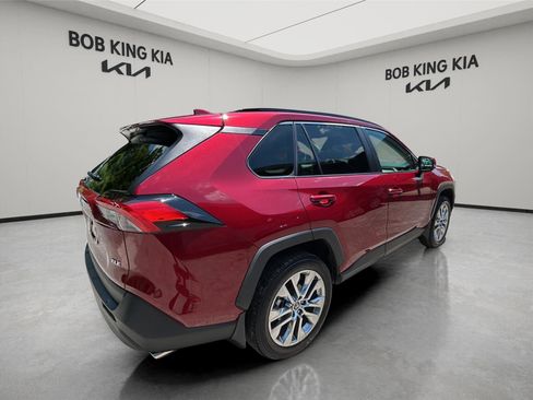 Used 2020 Toyota RAV4 XLE Premium FWD image 5