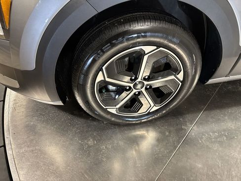 Certified 2025 Kia Niro LX image 10