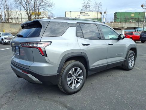 Used 2025 Chevrolet Equinox LT w/ Convenience Package II image 3