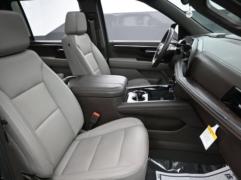 Used 2025 Chevrolet Suburban LT w/ Comfort Package AWD/4WD image 31