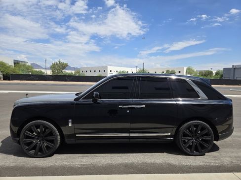Used 2020 Rolls-Royce Cullinan Black Badge image 25
