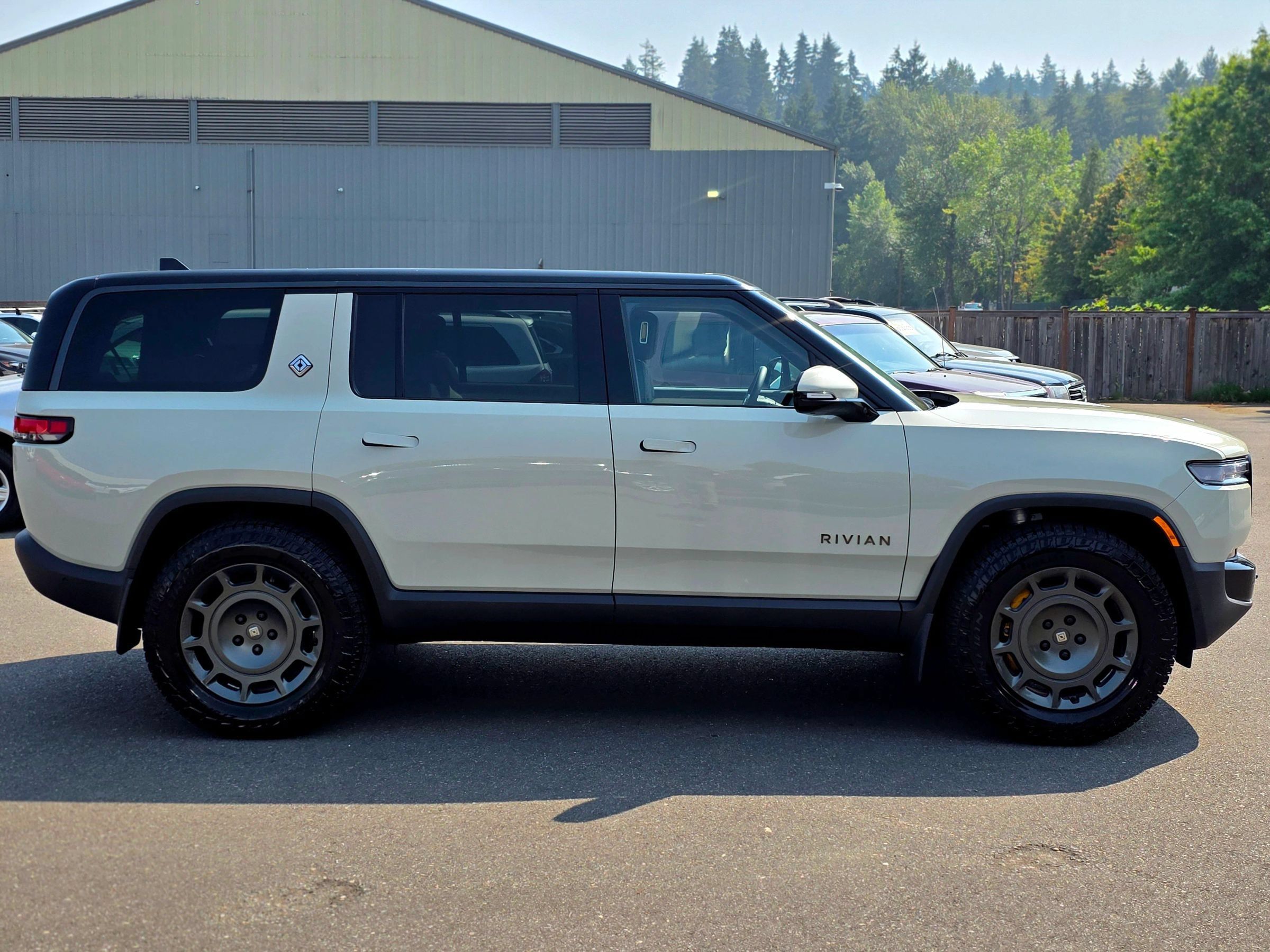 Used 2025 Rivian R1S Premium Dual AWD/4WD image 10