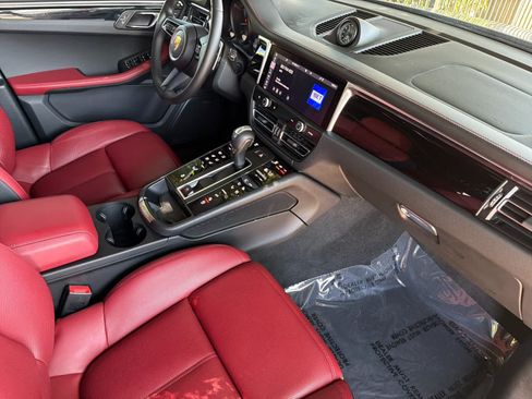 Certified 2024 Porsche Macan AWD/4WD image 17