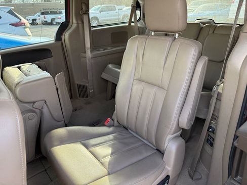 Used 2014 Chrysler Town & Country Touring image 9