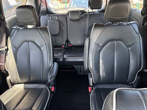Used 2025 Chrysler Pacifica Limited FWD image 42