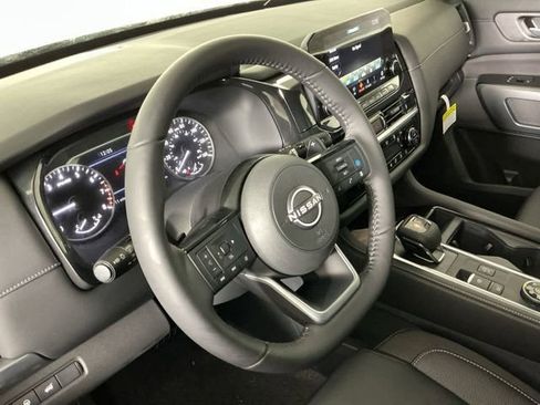 New 2025 Nissan Pathfinder SL image 9