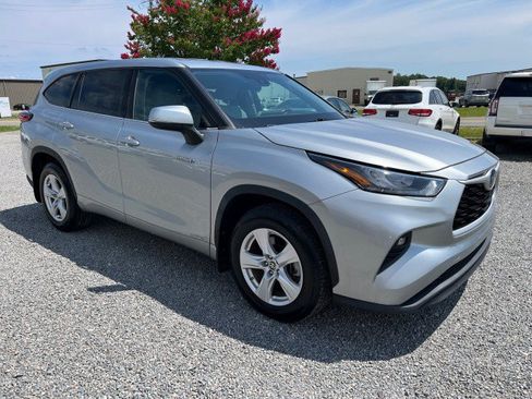 Used 2020 Toyota Highlander LE AWD/4WD image 4