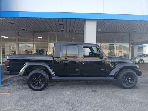 Used 2022 Jeep Gladiator Sport image 2