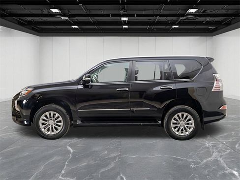Used 2018 Lexus GX 460 image 2
