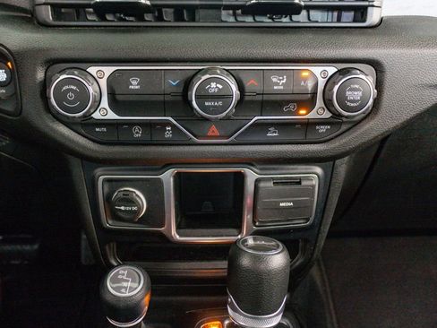 Certified 2024 Jeep Gladiator Sport AWD/4WD image 17