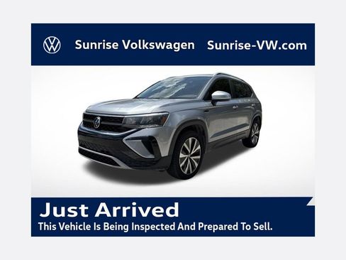 Used 2022 Volkswagen Taos SE FWD image 1