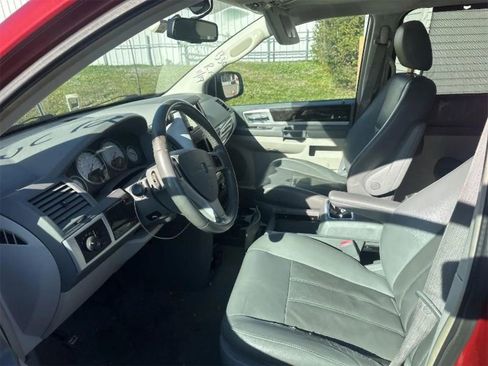 Used 2010 Dodge Grand Caravan SXT image 4