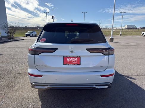 Used 2025 Mitsubishi Outlander SE image 4