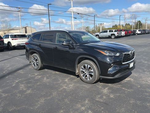 Used 2023 Toyota Highlander XLE AWD/4WD image 2