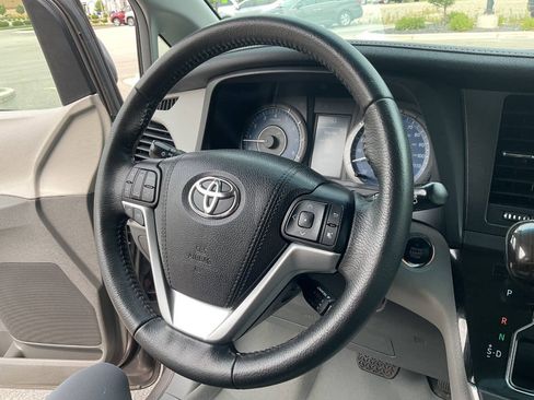 Used 2017 Toyota Sienna XLE w/ XLE Navigation Package AWD/4WD image 18