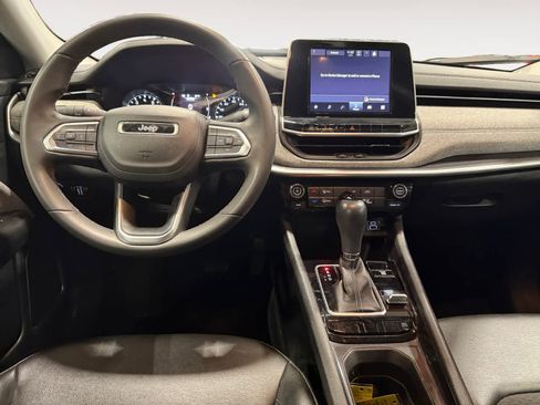 Used 2022 Jeep Compass Latitude w/ Mopar Graphics Package image 11