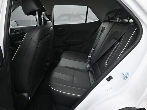 Used 2025 Hyundai Venue Limited FWD image 15