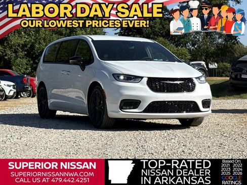 Used 2026 Chrysler Pacifica Select FWD image 1