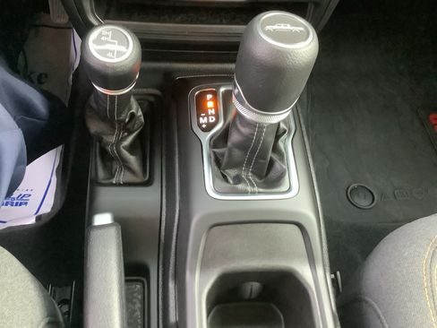 Used 2025 Jeep Gladiator Sport AWD/4WD image 18