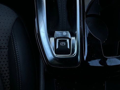 Used 2025 Chevrolet Trax LT image 21