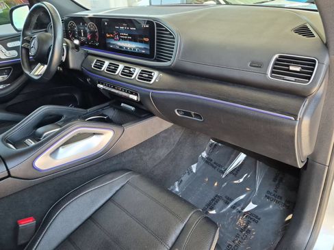Used 2025 Mercedes-Benz GLS 580 4MATIC image 29