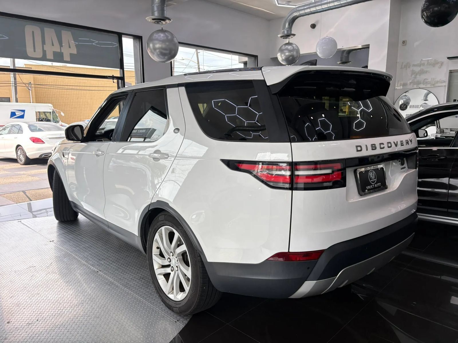 Used 2017 Land Rover Discovery HSE AWD/4WD image 5
