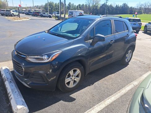 Used 2021 Chevrolet Trax LT w/ LT Convenience Package image 3