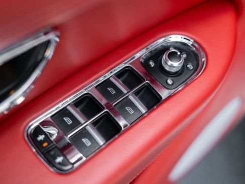 Used 2022 Bentley Bentayga image 66