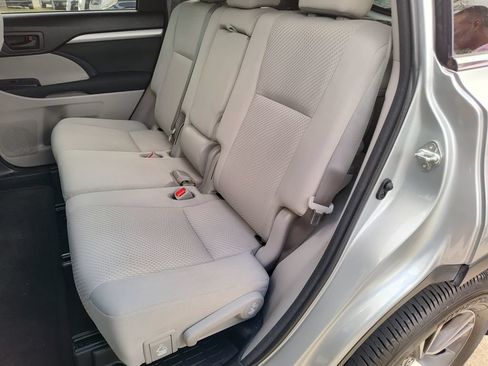 Used 2018 Toyota Highlander LE FWD image 32