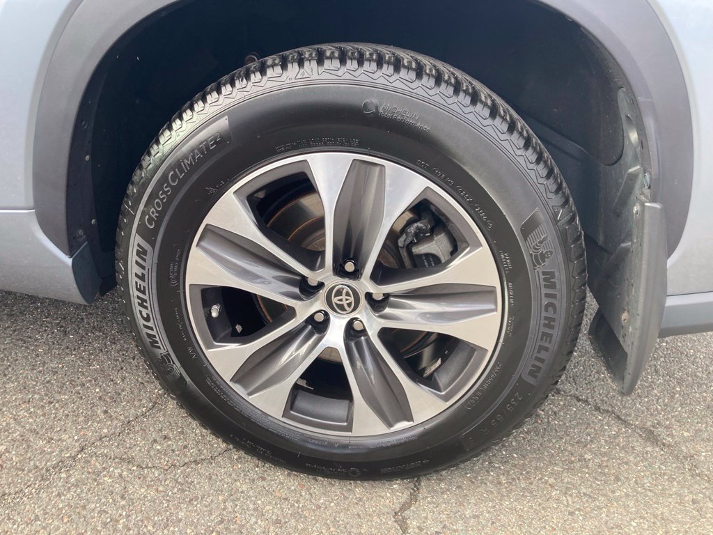Used 2020 Toyota Highlander XLE AWD/4WD image 40