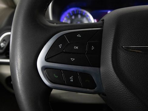 Used 2023 Chrysler Pacifica Touring-L image 26