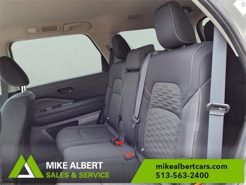 Used 2024 Nissan Pathfinder S image 11