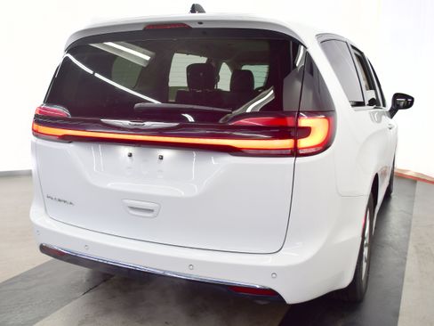 Used 2023 Chrysler Pacifica Touring-L FWD image 7