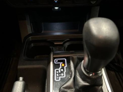 Used 2020 Toyota Tacoma SR5 AWD/4WD image 13