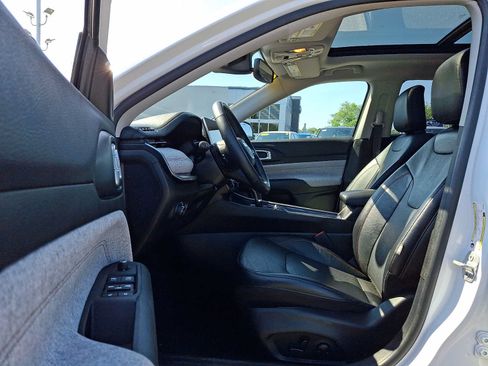 Certified 2022 Jeep Compass Latitude w/ Sun and Sound Group AWD/4WD image 13