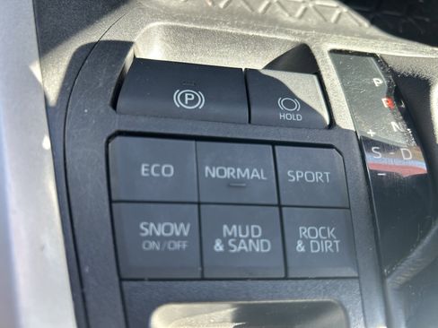 Certified 2021 Toyota RAV4 LE AWD/4WD image 32