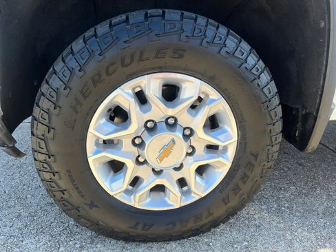 Used 2022 Chevrolet Silverado 2500 LT w/ Convenience Package AWD/4WD image 7