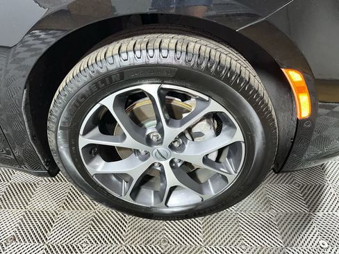 Used 2021 Chrysler Pacifica Limited w/ Uconnect Theater Family Group AWD/4WD image 10