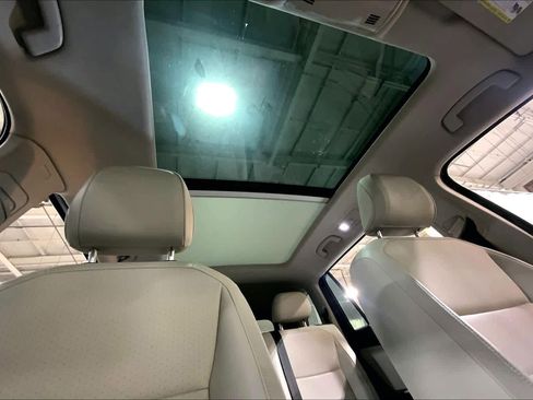 Used 2019 Volkswagen Tiguan SE w/ Panoramic Sunroof Package image 14