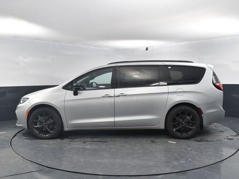 New 2026 Chrysler Pacifica Select image 5