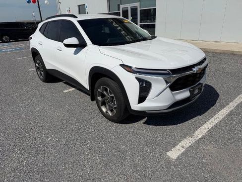 Used 2024 Chevrolet Trax LT FWD image 2