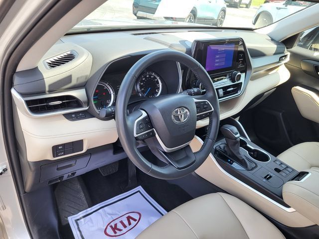 Used 2024 Toyota Highlander XLE AWD/4WD image 10