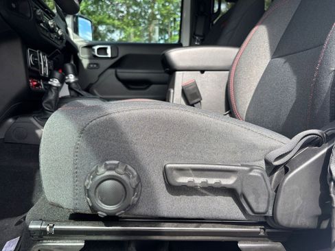 Used 2025 Jeep Wrangler Unlimited Rubicon AWD/4WD image 27