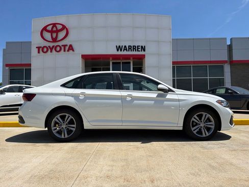 Used 2023 Volkswagen Jetta SE w/ Panoramic Sunroof Package FWD image 3
