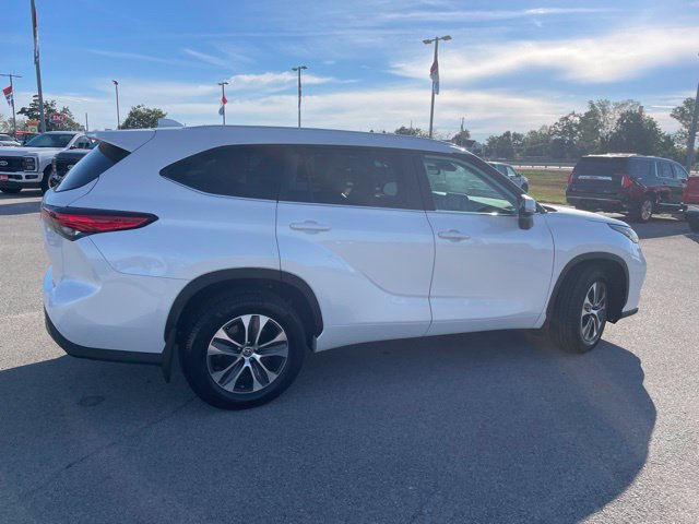 Used 2023 Toyota Highlander XLE AWD/4WD image 12