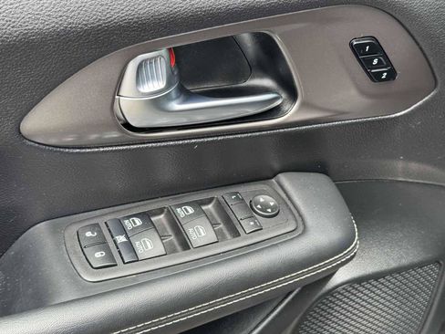 Used 2025 Chrysler Pacifica Select FWD image 27